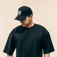 Cargar la imagen en la vista de la galería, Gorra negra Mezcal Mitre con bordado de jaguar en blanco - Estilo snapback premium