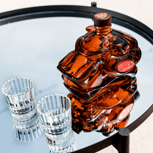 Detalle del Mezcal Mitre Ancestral servido en copas tradicionales