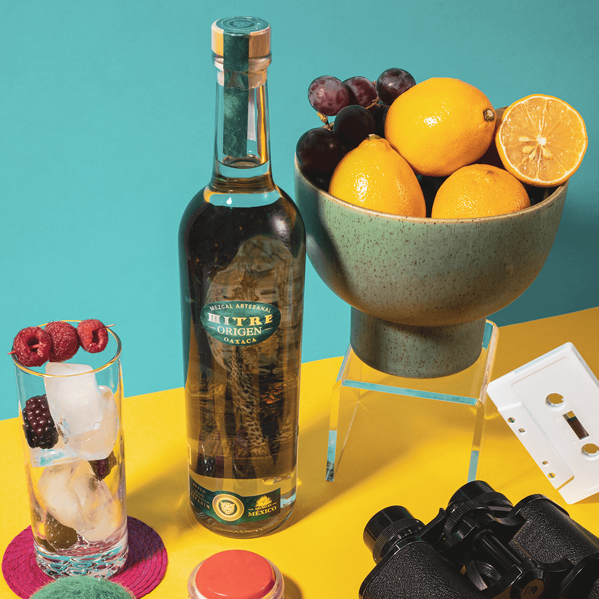 Mezcal Mitre Origen servido con naranja y sal de gusano