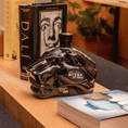 Cargar la imagen en la vista de la galería, Mezcal Mitre Espadín junto a libros, regalo elegante para amantes del destilado