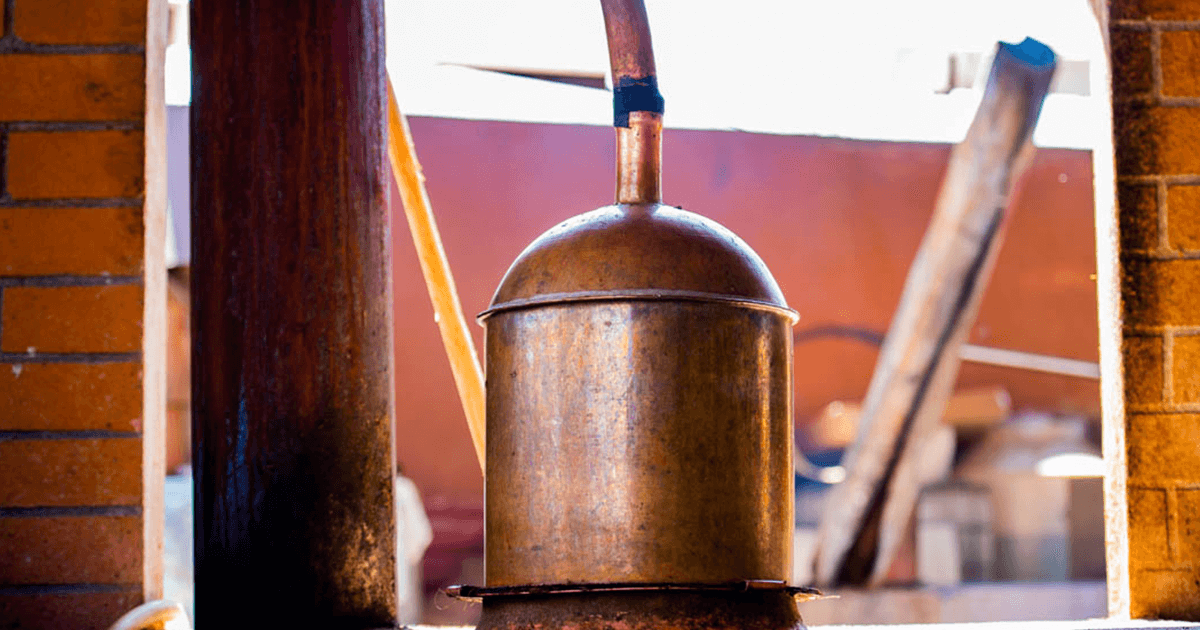 ¿Cómo funciona un alambique de cobre? - Mezcal Mitre