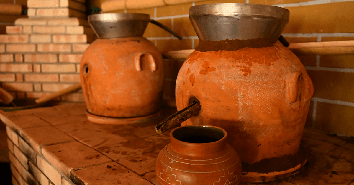 ¿Cómo se hace la destilación en olla de barro? - Mezcal Mitre