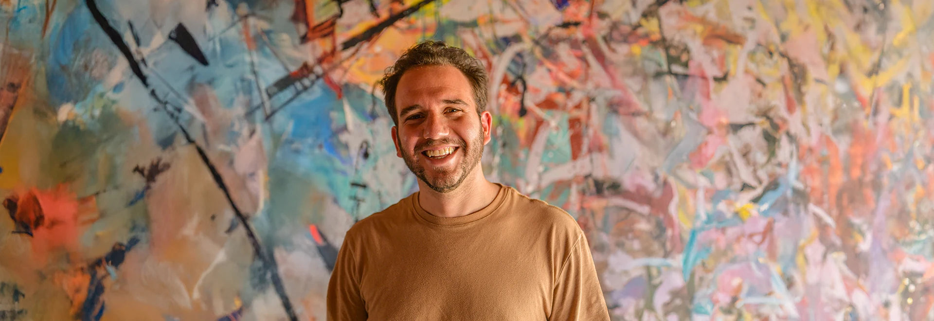 Claudio Roman frente a mural colorido durante sesión creativa de Mezcal Mitre.