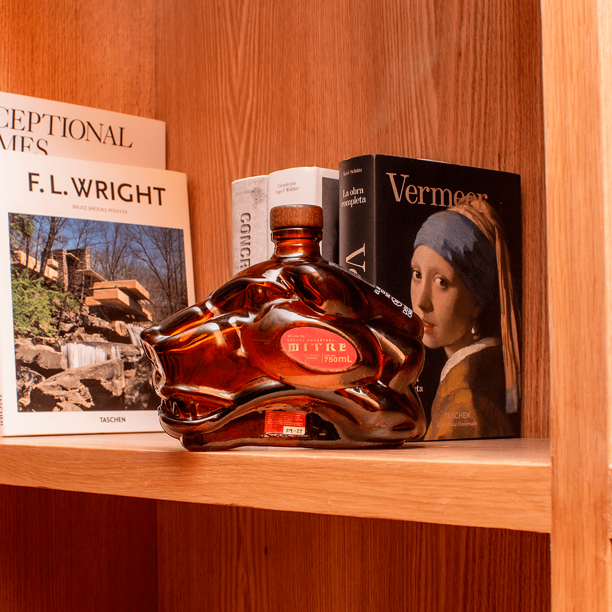 Mezcal Mitre Ancestral en exhibición con destilados premium de Oaxaca