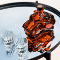 Cargar la imagen en la vista de la galería, Detalle del Mezcal Mitre Ancestral servido en copas tradicionales

