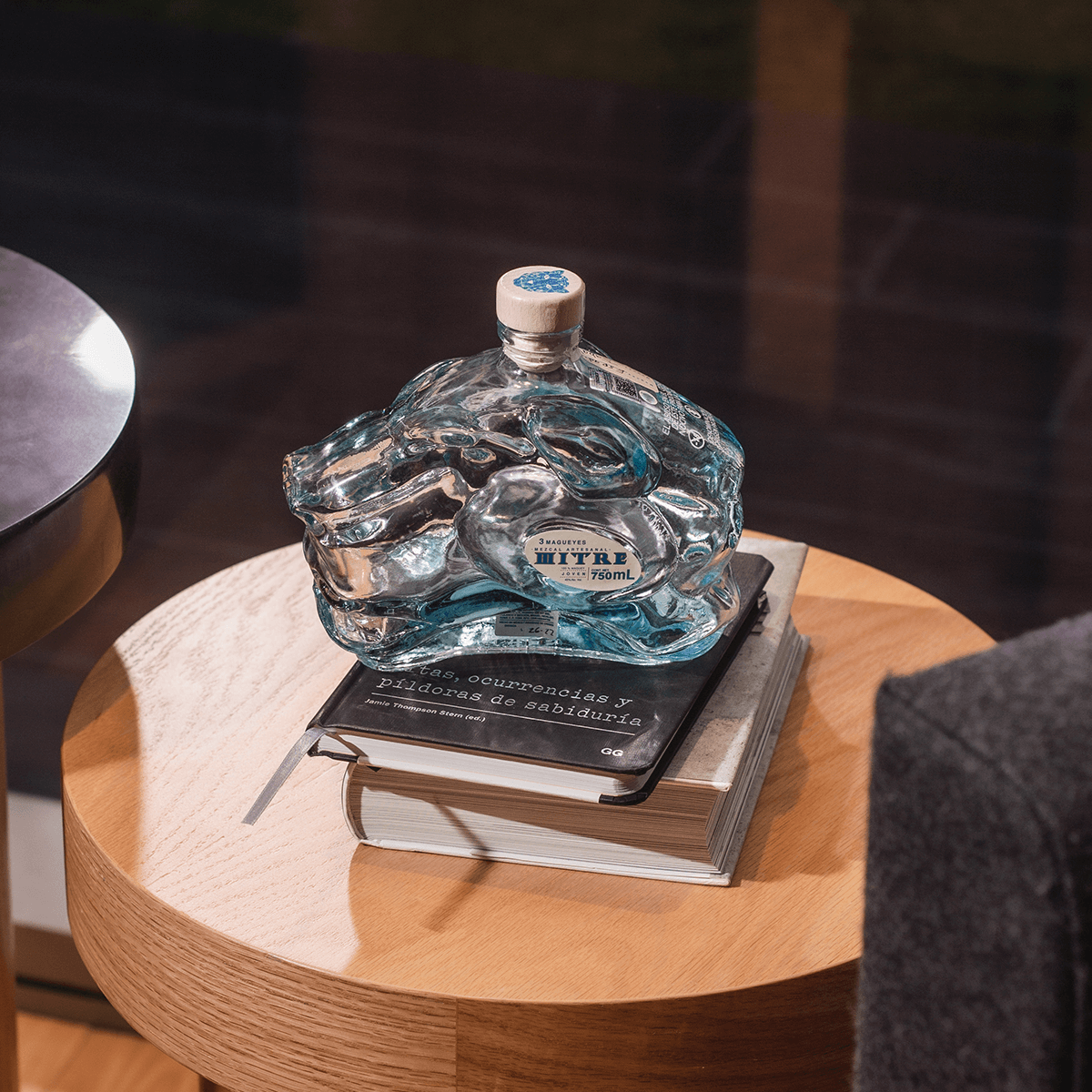 Detalle de la botella cabeza de jaguar de Mezcal Mitre Triple Agave, pieza de colección